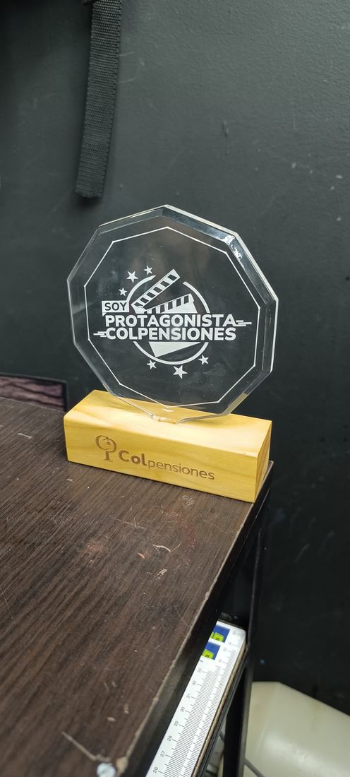 Reconocimiento personalizado en acrilico y madera